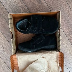 Bogs Suede Shoes. Boys size 6